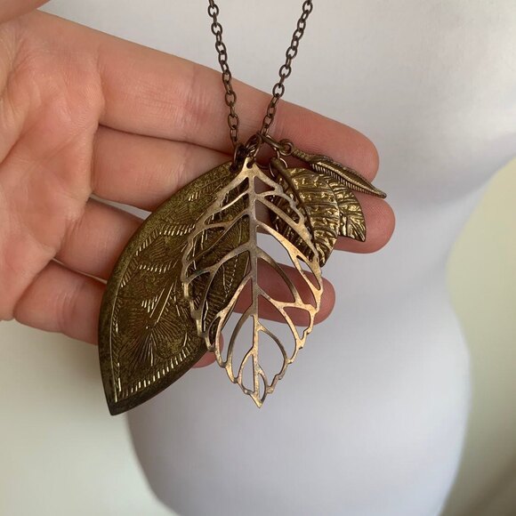 Jewelry - Long Golden Leafy Pendant Necklace